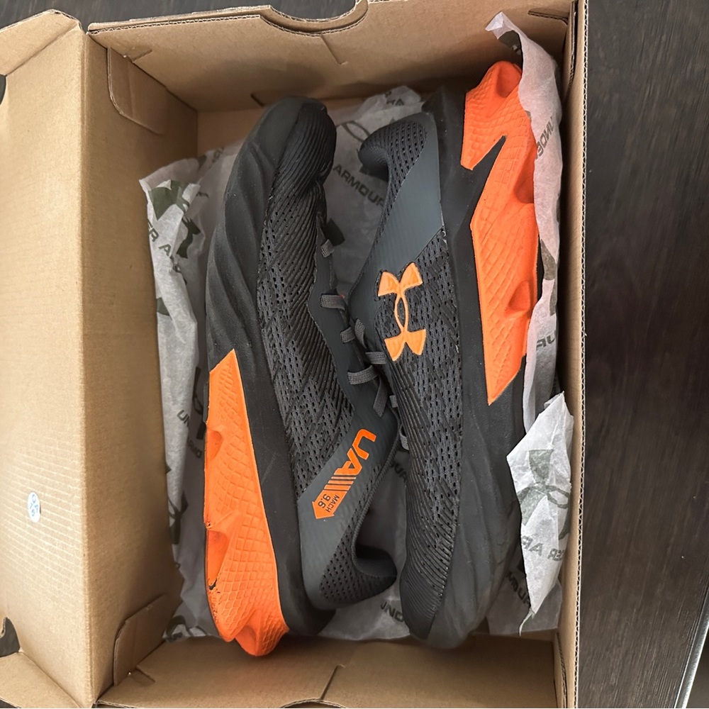 Under Armour, scramjet boys, size 3Y shoes in gray and orange